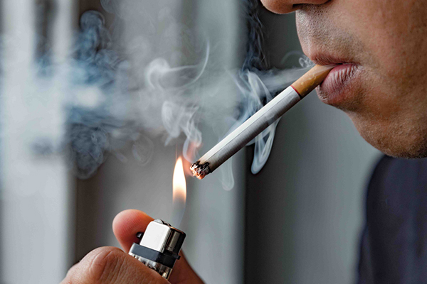 Hút thuốc lá nguy hại cho sức khỏe của bạn và người xung quanh