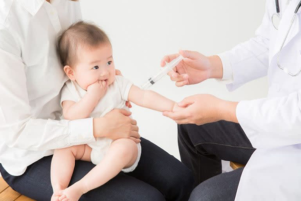 Vì sao cần tiêm phòng vacxin cho trẻ?